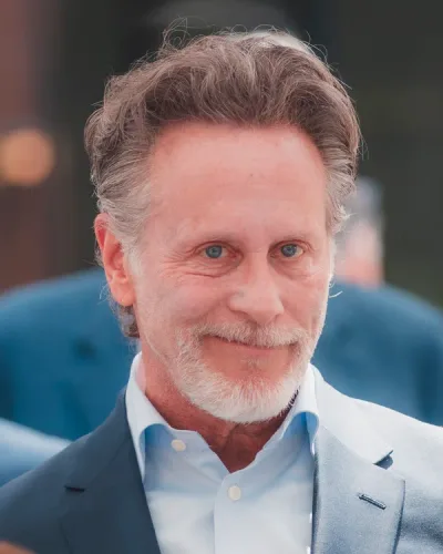 Portrait of Steven Weber